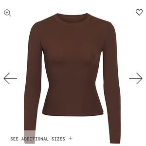 Skims fits everybody long sleeve tee in cocoa